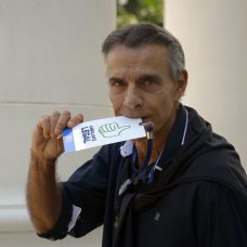Mario Gomes, ator e galã da TV nas décadas de 1980 e 1990, exibe o crachá do programa Ambulante Legal. Foto: Marco Antonio Rezende / Prefeitura do Rio