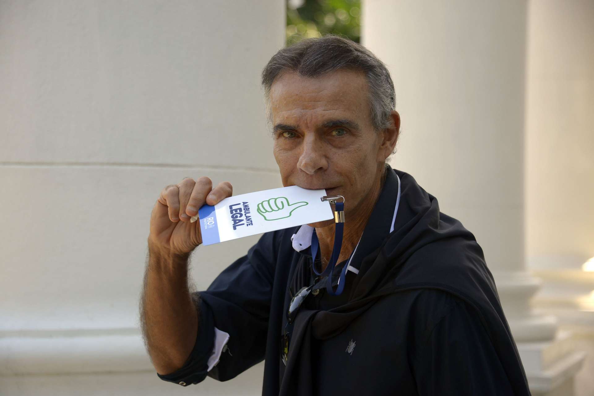 Mario Gomes, ator e galã da TV nas décadas de 1980 e 1990, exibe o crachá do programa Ambulante Legal. Foto: Marco Antonio Rezende / Prefeitura do Rio