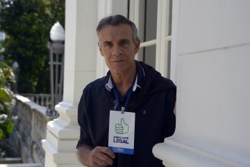 Mario Gomes, ator e galã da TV nas décadas de 1980 e 1990, exibe o crachá do programa Ambulante Legal. Foto: Marco Antonio Rezende / Prefeitura do Rio