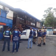 Agentes da Prefeitura em ação durante fiscalização no Mercado do Produtor, na Barra. Foto: divulgação / Seop