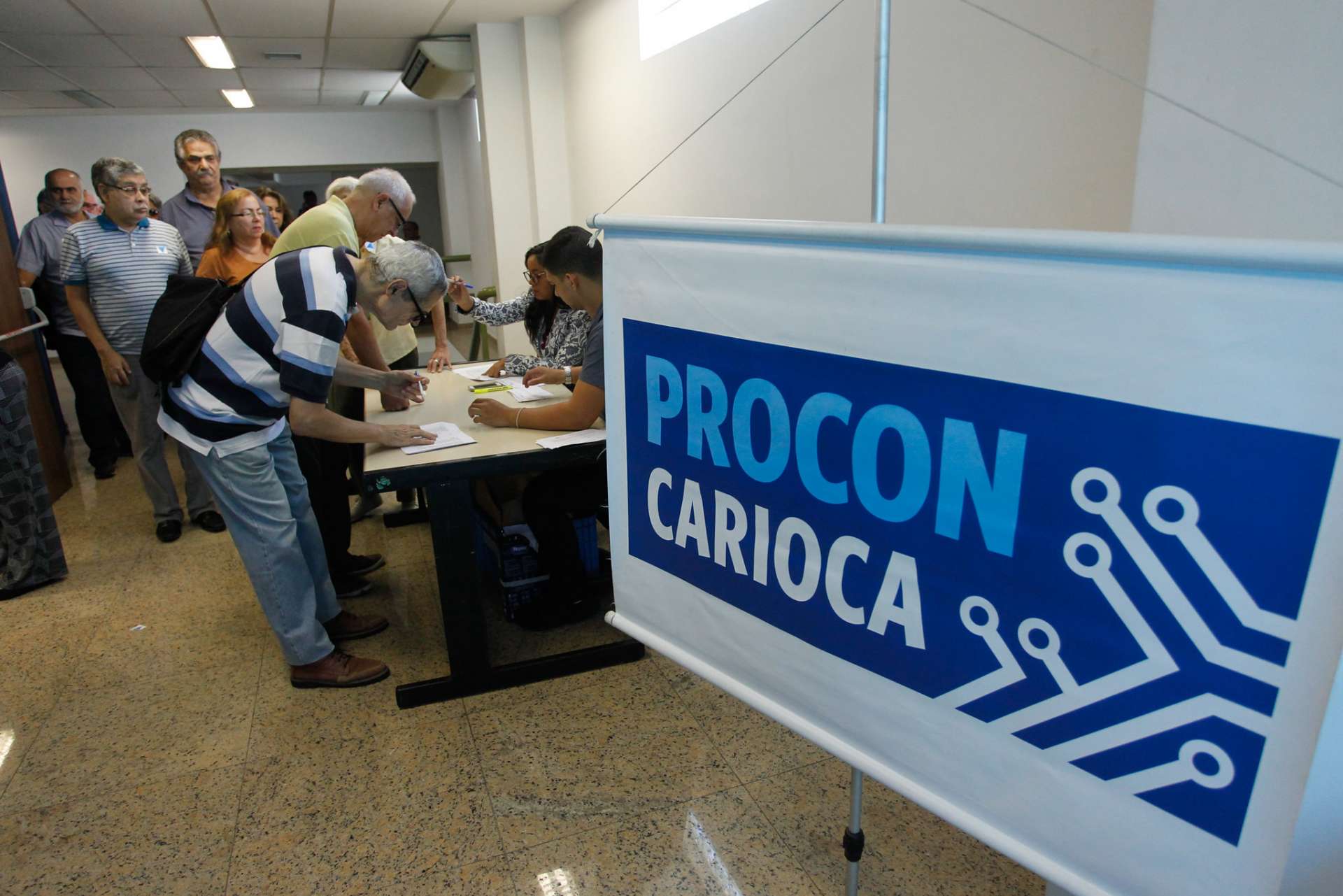 Procon Carioca faz mutirão de conciliação para ajudar a resolver pendências entre consumidores e empresas prestadoras de serviços. Foto: Marcelo Piu / Prefeitura do Rio