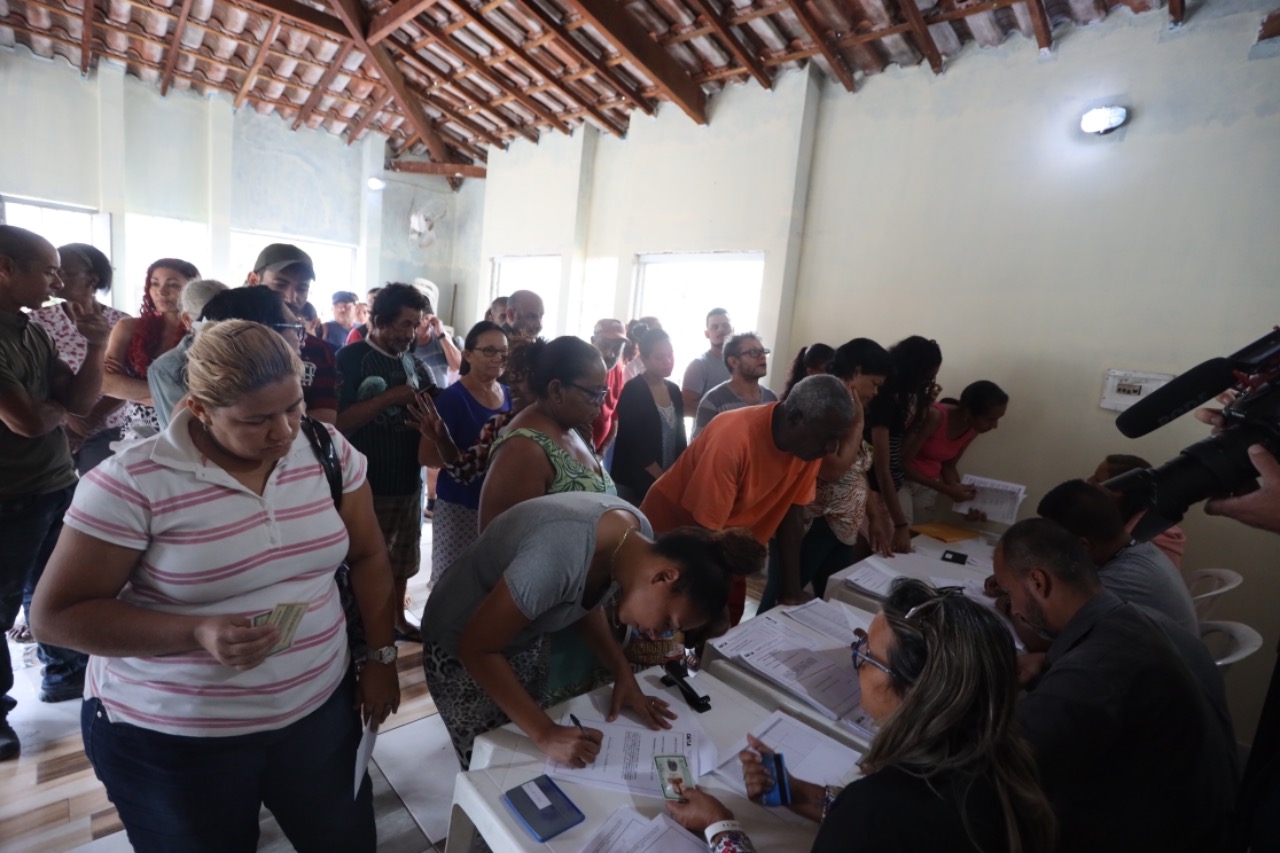 Moradores do Mangueira I assinam os papéis para recebimento do RGI: comprovação de propriedade sobre os imóveis onde moram. Foto: Edvaldo Reis / Prefeitura do Rio