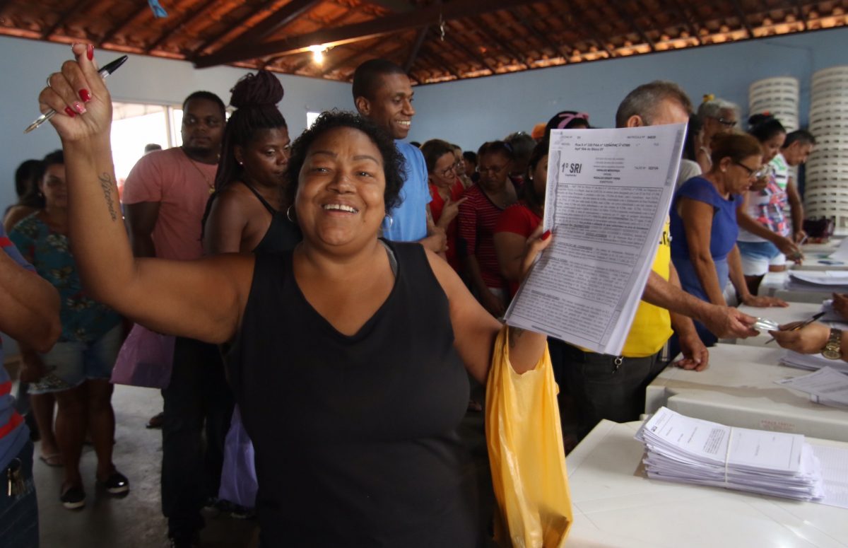 Regina comemora com o RGI em mãos: fim da espera pelo documento e felicidade por ser proprietária do apartamento onde mora. Foto: Hudson Pontes / Prefeitura do Rio de Janeiro