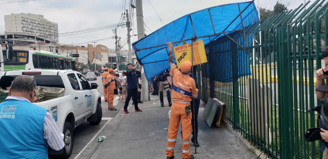 Ação de ordenamento urbano da Seop, com apoio da Comlurb e outros órgãos, em Vicente de Carvalho. Foto: divulgação / Seop