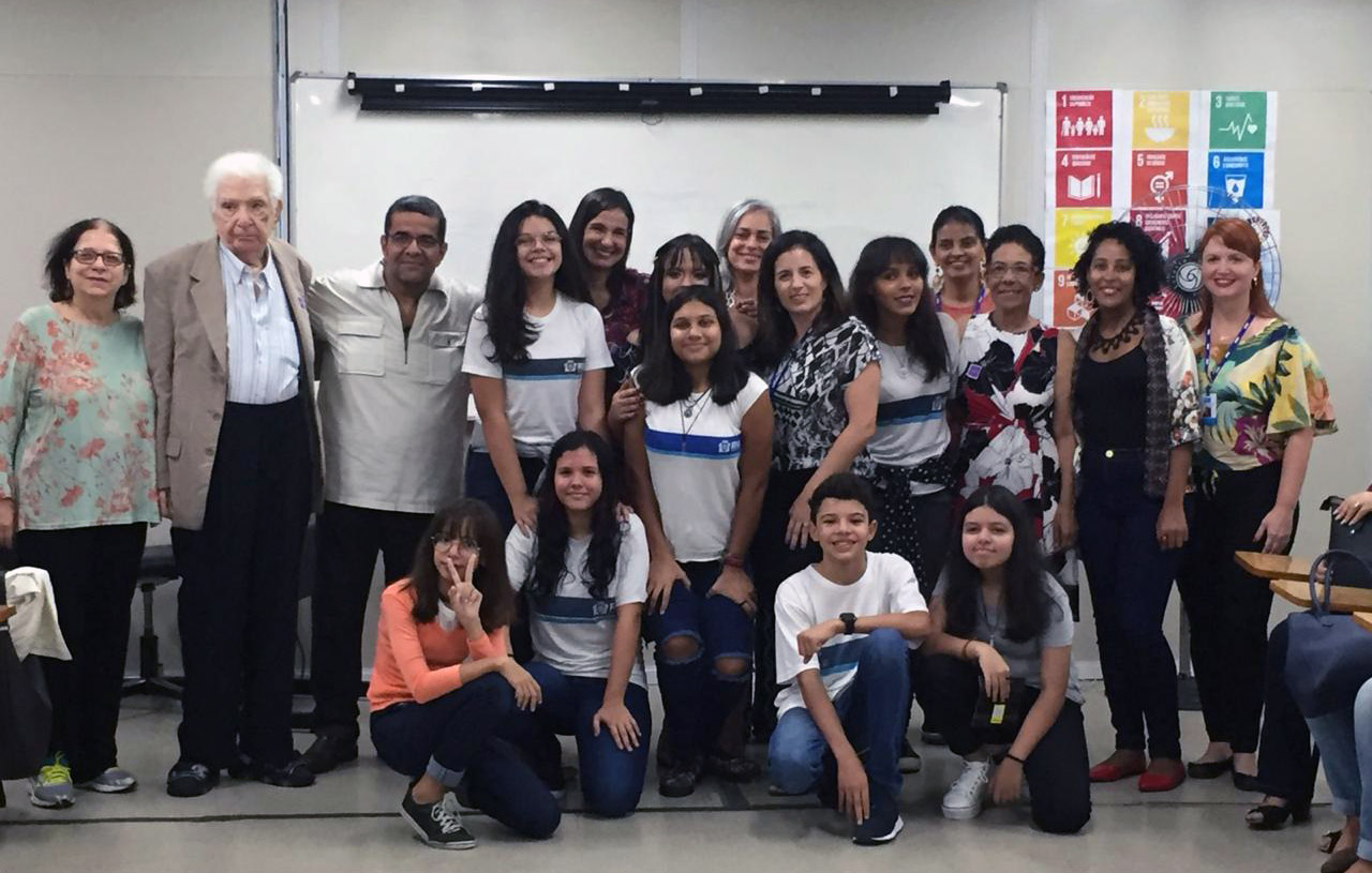 Não foi à toa que a premiação das melhores redações e desenhos da XIV Jornada Interdisciplinar Holocausto & Direitos Humanos - As violações de Direitos Humanos: Ontem e Hoje - aconteceu no dia 10/12. Exatamente nesta data comemora-se o dia Internacional dos Direitos Humanos. A iniciativa, uma parceria entre a Secretaria Municipal de Educação do Rio de Janeiro, a Associação Judaica B'nai B'rith e a Secretaria de Estado de Educação, realiza há 14 anos uma programação de palestras e atividades para complementar o trabalho dos professores, que já abordam o tema em aulas. O evento também busca estimular entre os alunos uma reflexão sobre intolerância e preconceito.
