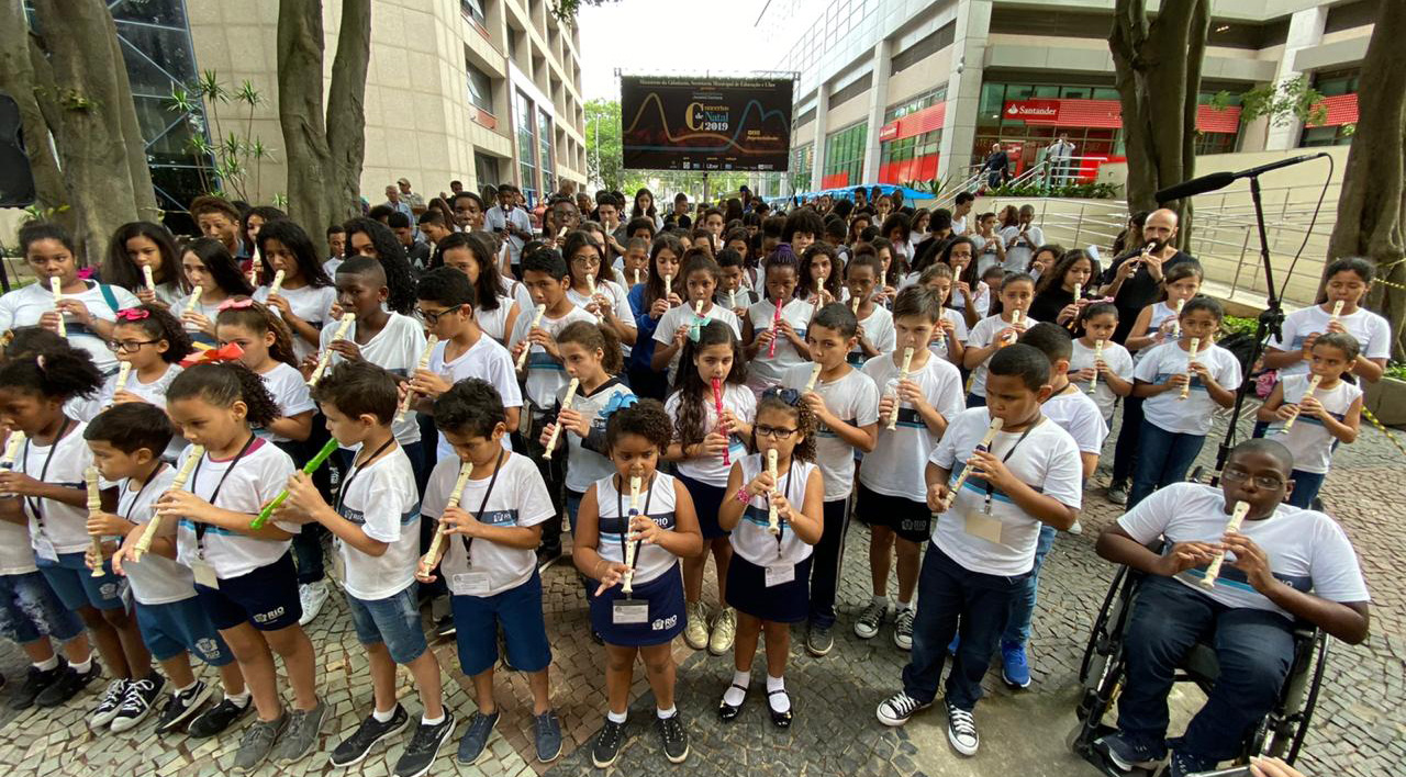 Orquestra formada por alunos de escolas municipais faz concerto natalino na sede da Prefeitura