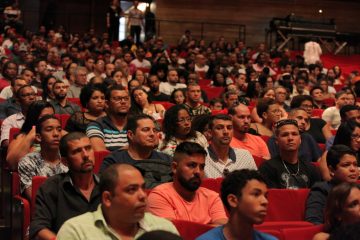 Prefeitura do Rio entrega 288 certificados de conclusão de curso de Operador de Empilhadeira