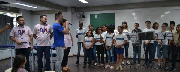 Diego Hypolito agita escola municipal que homenageia seu nome, em Campo Grande