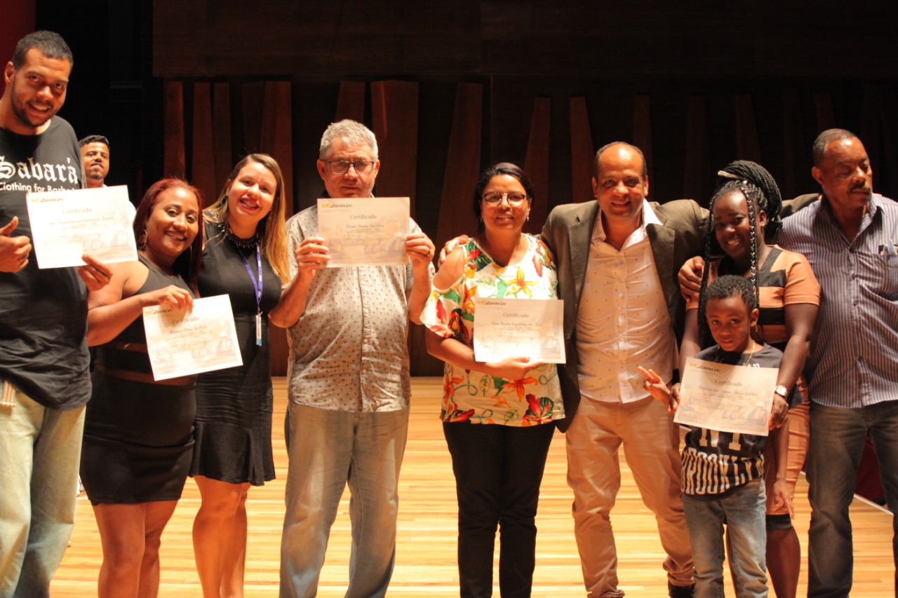 Prefeitura do Rio entrega 288 certificados de conclusão de curso de Operador de Empilhadeira