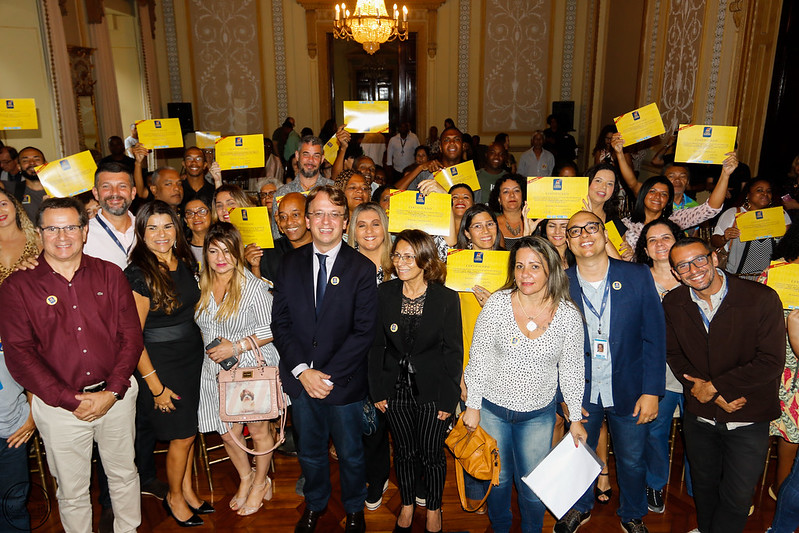 Representantes das instituições que participam do Cadeira Cativa exibem seus certificados em companhia do secretário de Cultura. Foto: Marcelo Piu/Prefeitura do Rio