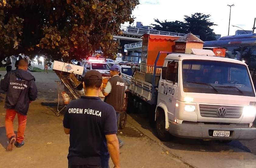 Agentes apreenderam mercadorias irregulares vendidas por ambulantes. Foto: Divulgação / Seop