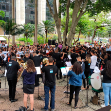 Orquestra formada por alunos de escolas municipais faz concerto natalino na sede da Prefeitura