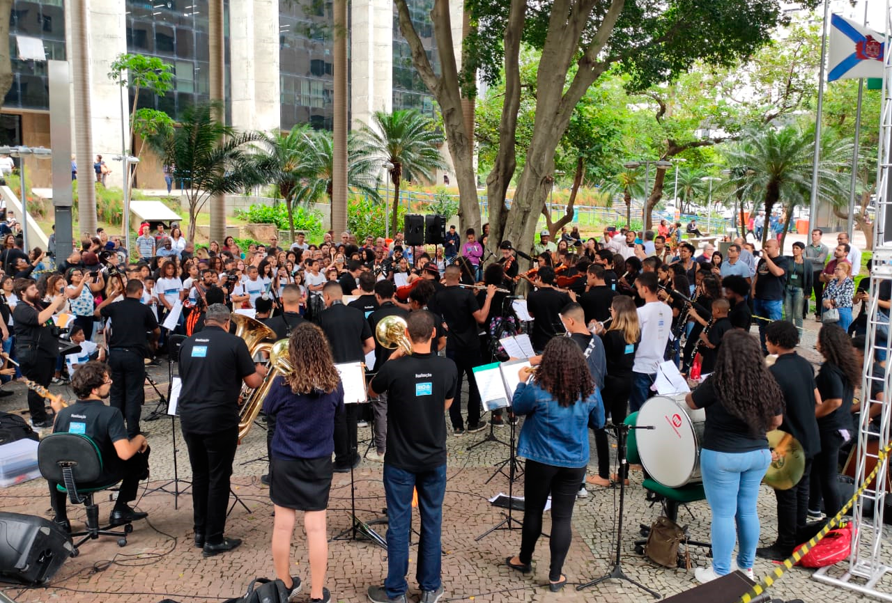 Orquestra formada por alunos de escolas municipais faz concerto natalino na sede da Prefeitura