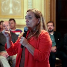 Andrea Pulici, coordenadora de projetos especiais do IPP, apresenta os resultados do programa Territórios Sociais. Foto: Marcos de Paula/Prefeitura do Rio