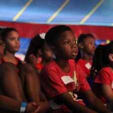 Crianças assistiram a espetáculo circense. Foto: Hudson Pontes / Prefeitura do Rio