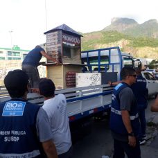 Agentes da Prefeitura fazem fiscalização no Jardim Oceânico. Foto: Divulgação / Seop