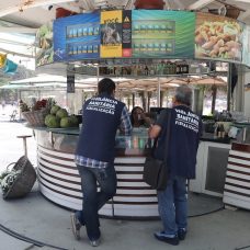 Agentes da Vigilância Sanitária fiscalizaram quiosques na orla. Foto: Nelson Duarte / Vigilância Sanitária