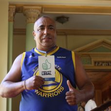 Paulo Sérgio exibe o crachá de ambulante legal: tranquilidade para trabalhar. Foto: Hudson Pontes / Prefeitura do Rio