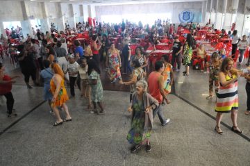 Baile no Olaria festeja aniversário de 15 anos do programa Agente Experiente. Foto: Sidnei Parraro (divulgação)