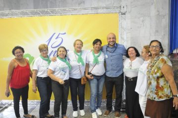 Felipe Michel com integrantes do programa Agente Experiente. Foto: Sidnei Parraro (divulgação)