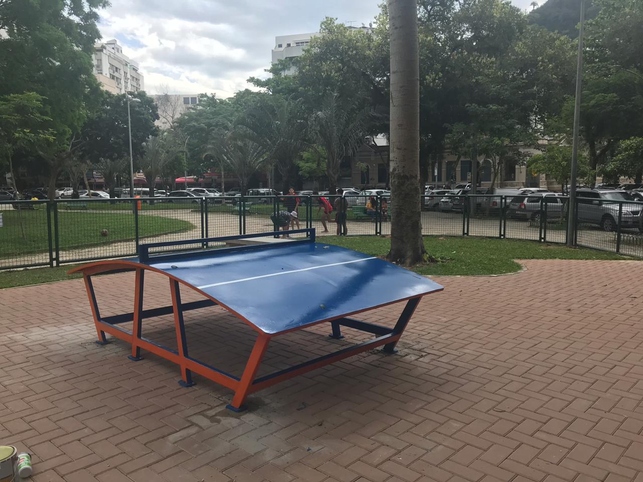 Futmesa é nova modalidade esportiva, agora com equipamento instalado na Praça Santos Dumont, na Gávea. Foto: divulgação / Comlurb