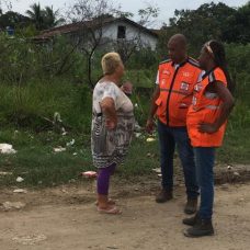 Técnico da Defesa Civil orienta morador no Jardim Maravilha. Foto: divulgação