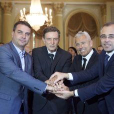 O prefeito Marcelo Crivella, com o senador Flávio Bolsonaro, o ministro da Saúde em exercício, João Gabbardo, e o secretário executivo do Ministério da Saúde, André Luiz Mendonça, no evento que oficializou o repasse de recursos devidos à Prefeitura. Foto: Rhavinne Vaz/Prefeitura do Rio