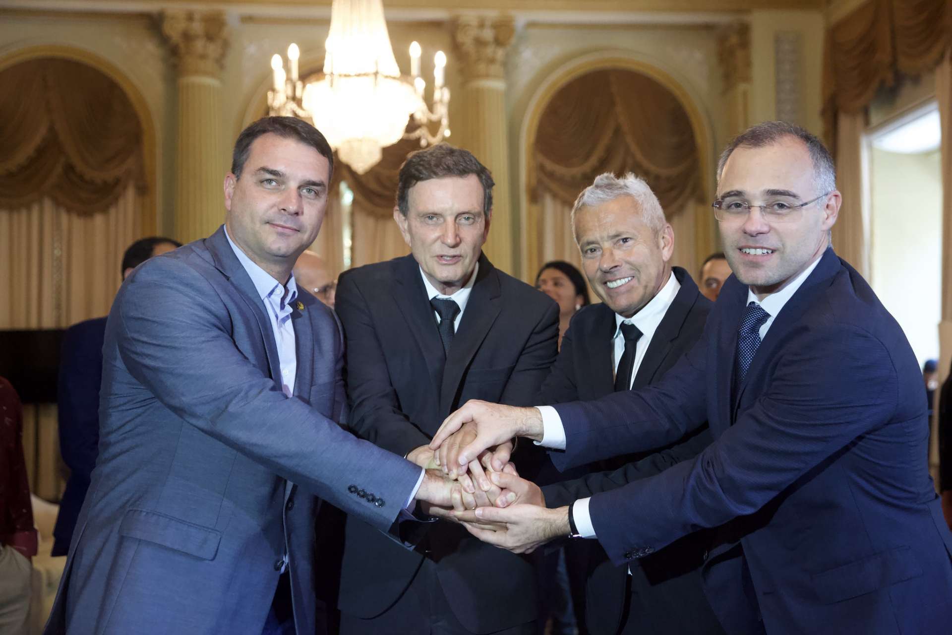 O prefeito Marcelo Crivella, com o senador Flávio Bolsonaro, o ministro da Saúde em exercício, João Gabbardo, e o secretário executivo do Ministério da Saúde, André Luiz Mendonça, no evento que oficializou o repasse de recursos devidos à Prefeitura. Foto: Rhavinne Vaz/Prefeitura do Rio