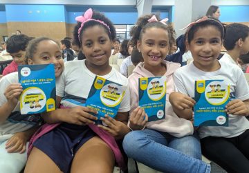 Alunas de escolas municipais exibem as cartilhas onde aprendem a tratar bem dos animais. Foto: divulgação / Subem