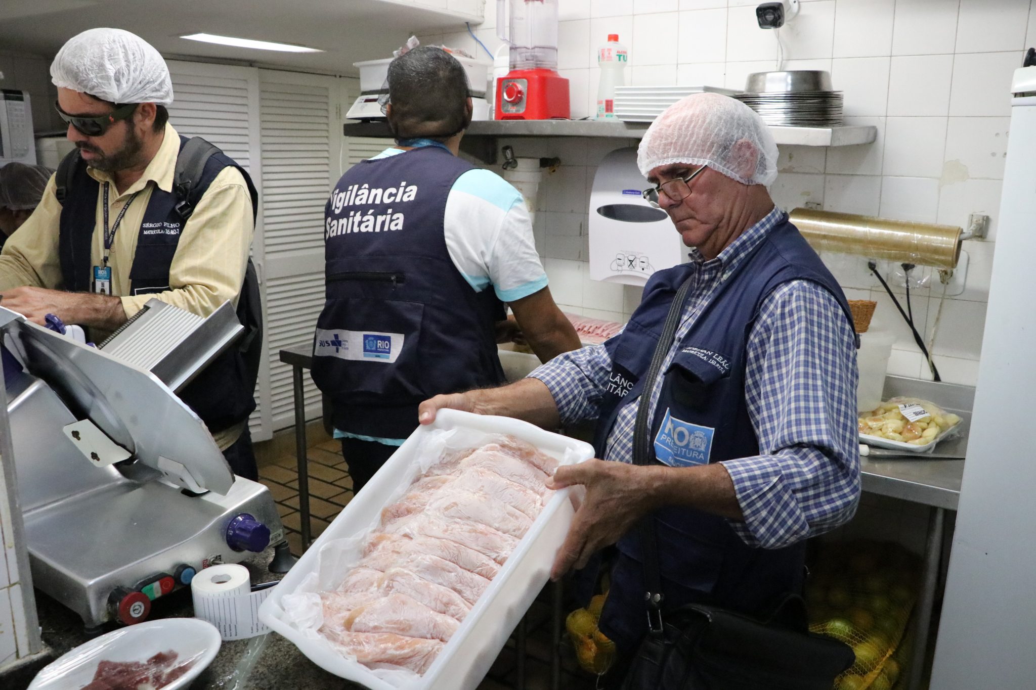 Inspeção em cozinha de um dos hotéis visitados por técnicos da Vigilância Sanitária. Foto: divulgação / Subvisa