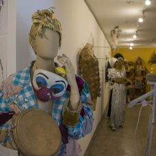 Roupa de palhaço feita de material reciclado fez parte de desfile da Mangueira e é um dos figurinos do acervo de Rick Barboza