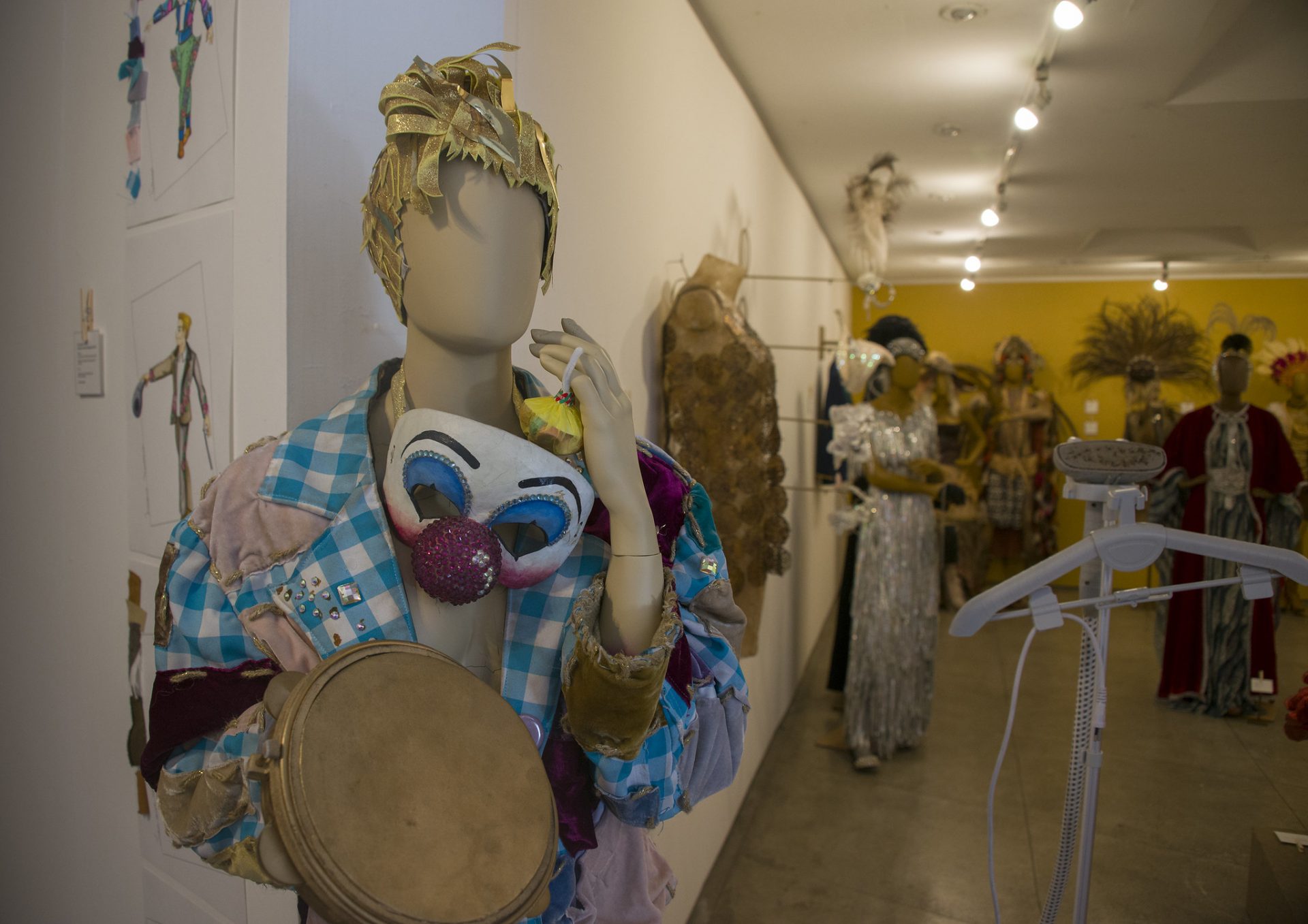 Roupa de palhaço feita de material reciclado fez parte de desfile da Mangueira e é um dos figurinos do acervo de Rick Barboza