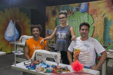 Integrantes do bloco Vagalume, O Verde e as máquinas usadas na confecção de figurino