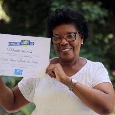 Enídia Rimes Mendes, de 66 anos, voltou ao mercado depois de dois anos desempregada. Foto: Marcos de Paula / Prefeitura do Rio