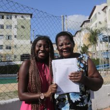 Daniele e a avó, Leda, realizaram o sonho da casa própria no Parque Carioca. Foto: Marcos de Paula / Prefeitura do Rio