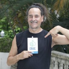 Ruben Antonio Martinez recebeu seu crachá de identificação no Palácio da Cidade. Foto: Marcelo Piu / Prefeitura do Rio