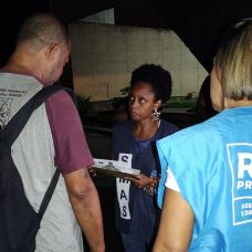 Equipe aborda pessoa em situação de rua no Parque do Flamengo