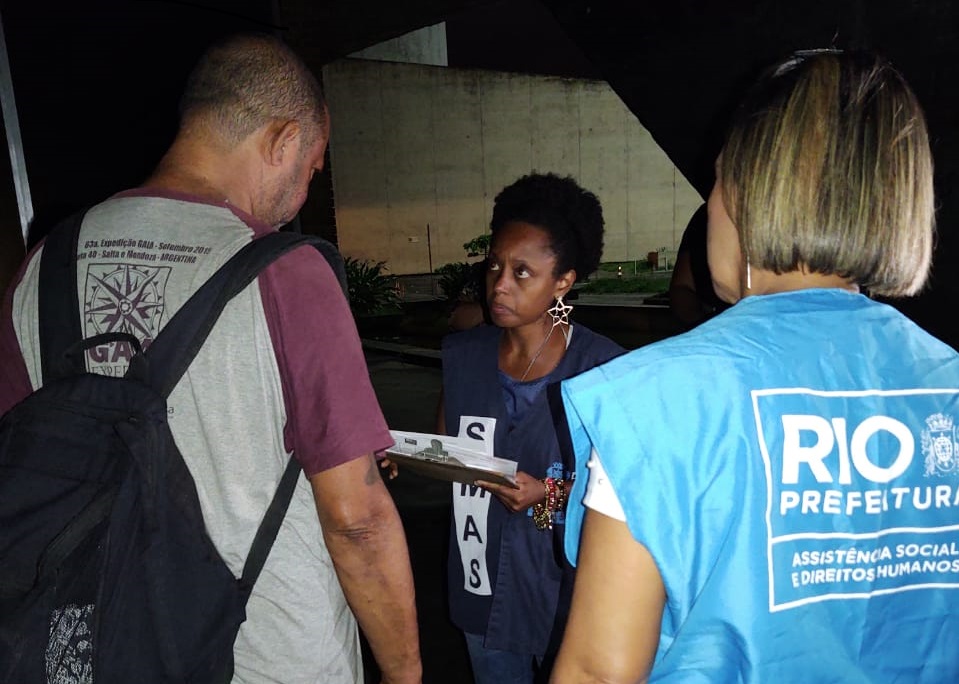 Equipe aborda pessoa em situação de rua no Parque do Flamengo