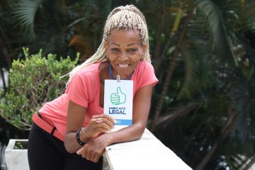 Com 12 anos de experiência, Ana Cláudia comemora o crachá do Ambulante Legal para vender bebidas no Recreio. Foto: Hudson Pontes / Prefeitura do Rio