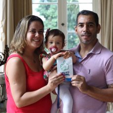 Alexander com a esposa Vanessa e a filha Manoela: trabalho na Praia da Reserva. Foto: Hudson Pontes / Prefeitura do Rio