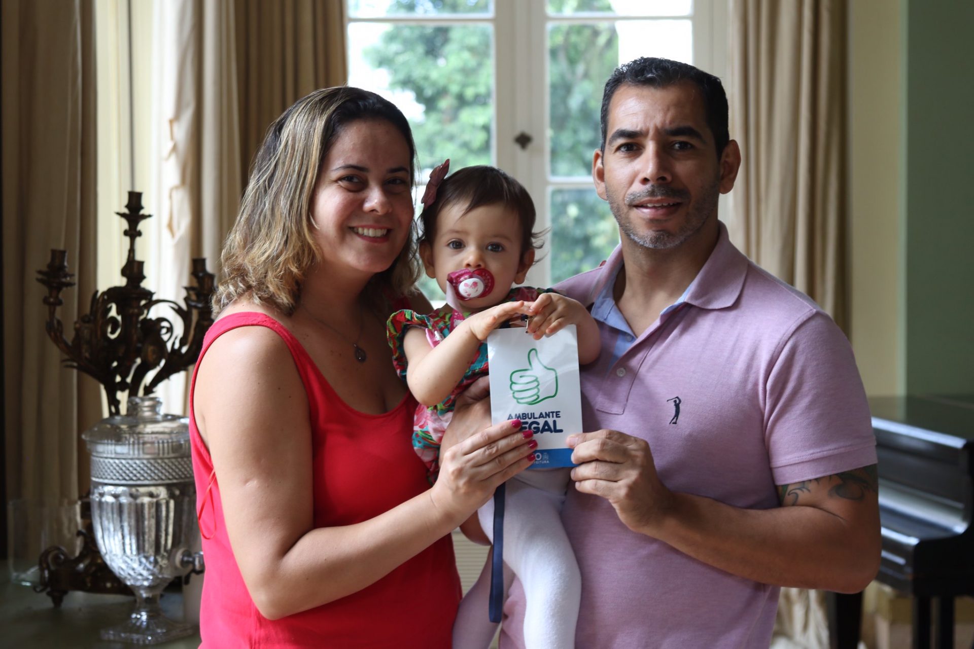 Alexander com a esposa Vanessa e a filha Manoela: trabalho na Praia da Reserva. Foto: Hudson Pontes / Prefeitura do Rio