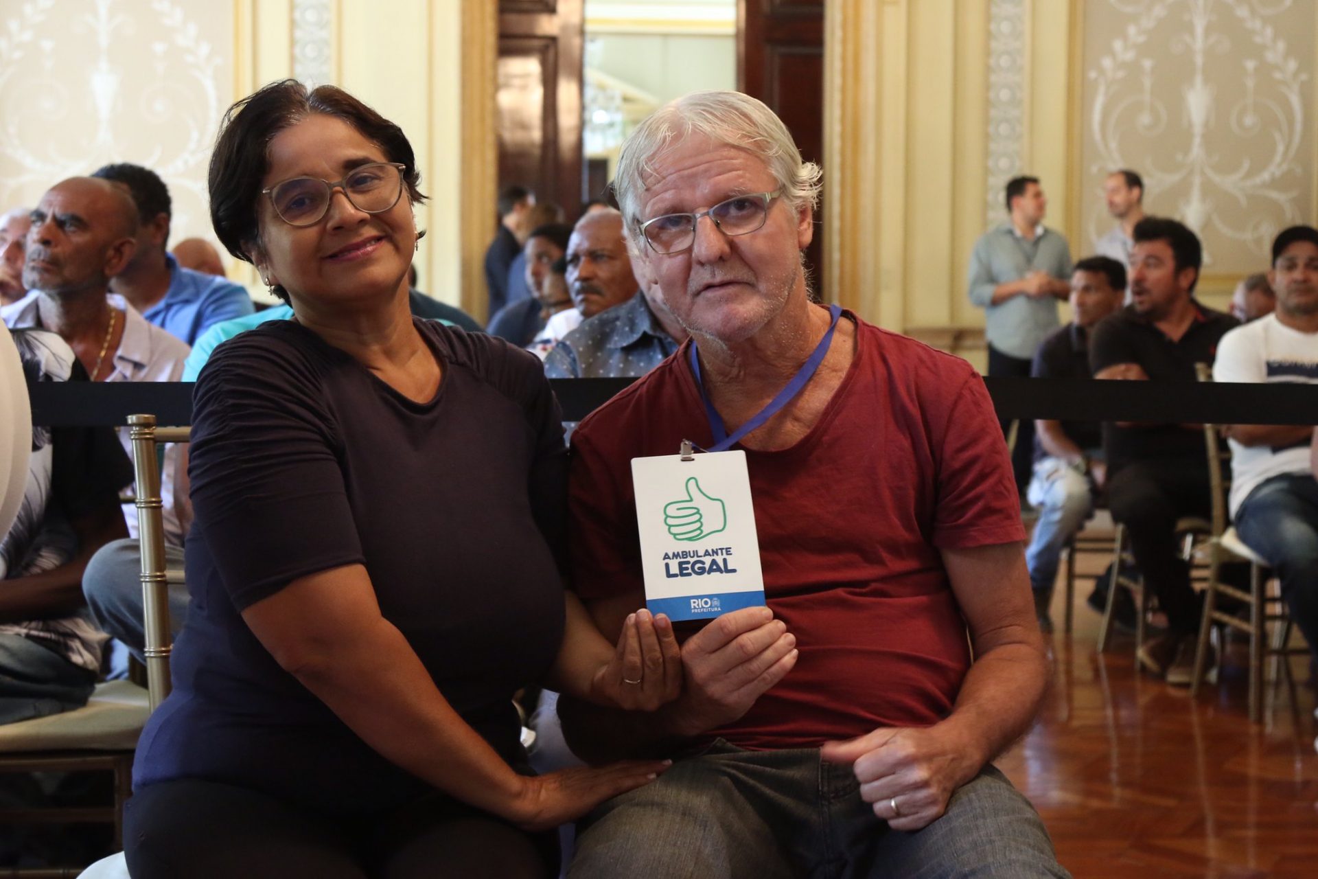 Carmem Regina e Paulo Roberto exibem o crachá do Ambulante Legal. Foto: Hudson Pontes / Prefeitura do Rio