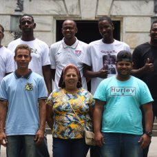 A síndica Maria Inês posa com vizinhos do Condomínio Ipê-Amarelo que a ajudam a administrar o espaço. Foto: Hudson Pontes / Prefeitura do Rio