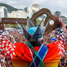 O Rei Momo Djeferson Mendes da Silva ergue a chave da cidade: está aberta a folia carioca. Foto: Marcelo Piu / Prefeitura do Rio