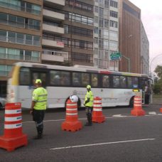 Agentes de trânsito da CET-Rio em Botafogo, no acesso a Copacabana. Foto: divulgação