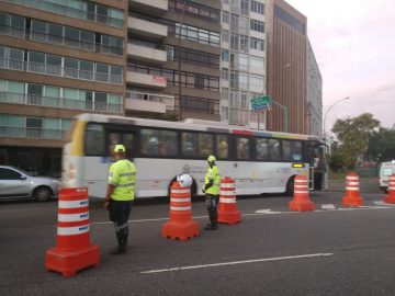 Agentes de trânsito da CET-Rio em Botafogo, no acesso a Copacabana. Foto: divulgação