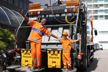 Renato Sorriso brincou com Davi Luis no caminhão de coleta de lixo. Foto: Fotos Hudson Pontes / Prefeitura do Rio