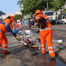 A Comlurb usou sua expertise em limpeza urbana e recolheu o lixo produzido no Réveillon com a agilidade de sempre. Foto: divulgação