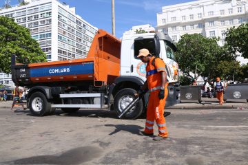 Gari faz limpeza em frente ao Copacabana Palace no Réveillon. Foto: divulgação