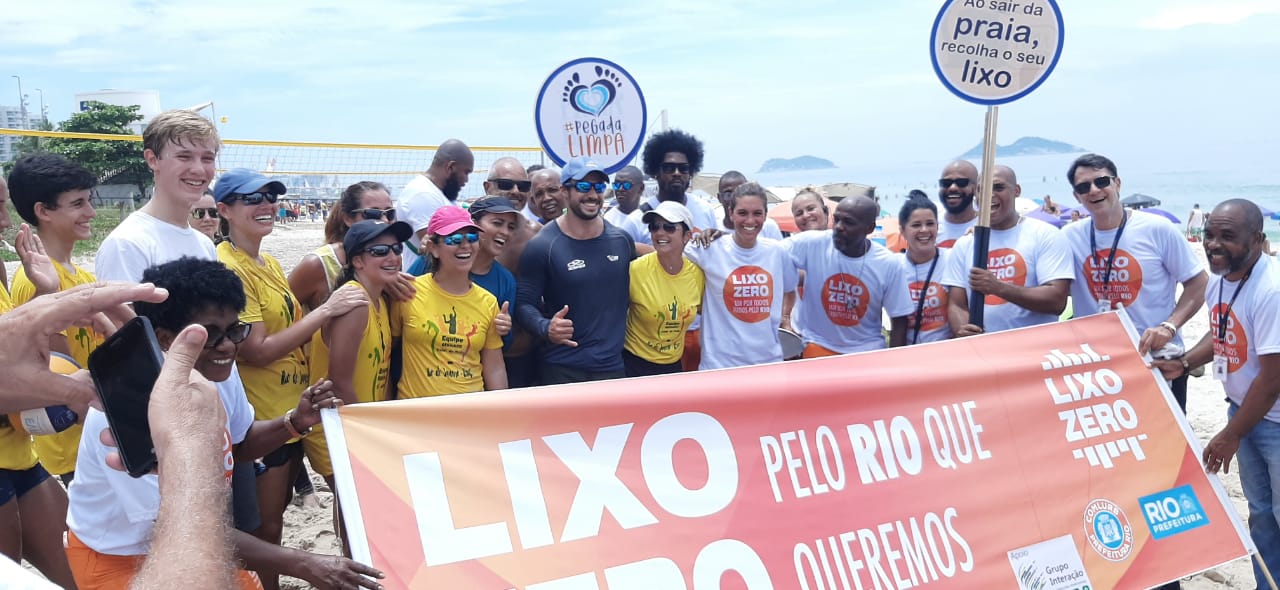Na Orla da Barra da Tijuca, campanha da Comlurb conscientiza sobre descarte de lixo. Foto: divulgação
